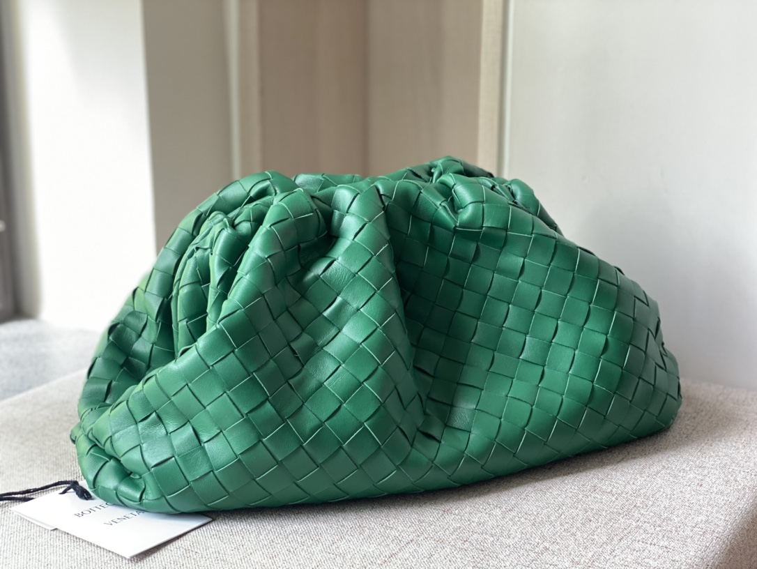 Big Pouch Intrecciato Leather Clutch Green